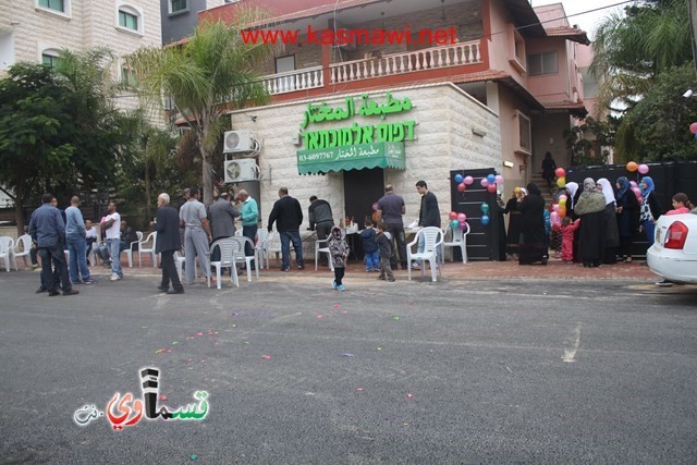 فيديو :سكان الحي الشرقي يحتفلون بتعبيد شارعهم ويدعون رئيس البلدية لمشاركتهم فرحتهم 